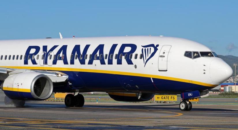 Félszáz magyar Ryanair-utas rekedt az áradás sújtotta Valencia repterén