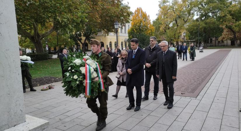 Elhunyt eleinkre emlékezett a város