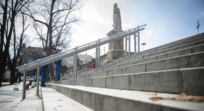 Balesetveszélyes a lépcső rendelőknél