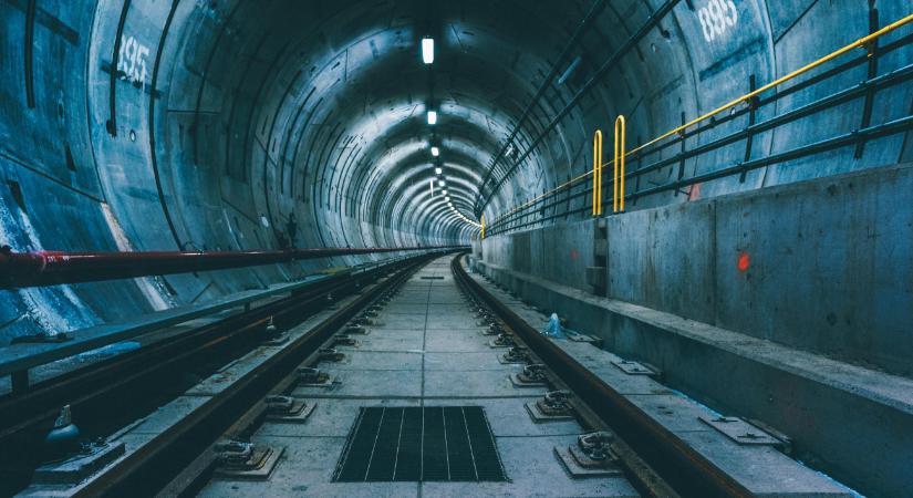 Élet-halál között van két fiatal, akik „metrószörfözés” közben szenvedtek balesetet