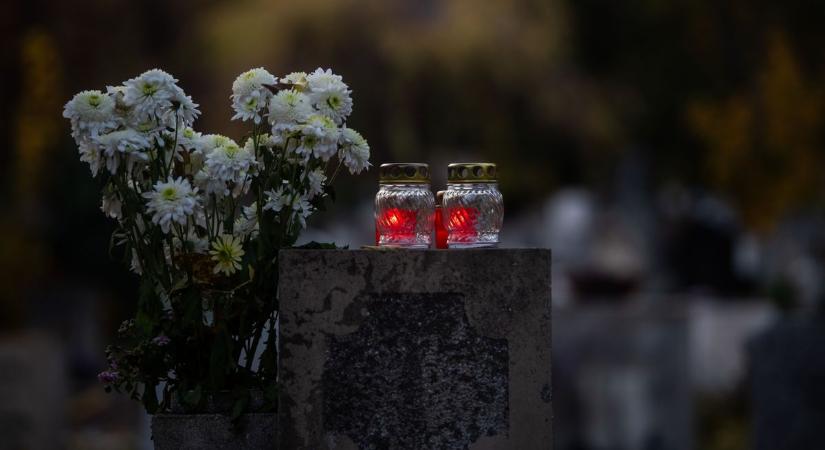 Tovább tartanak nyitva a temetők a hosszú hétvégén, és változnak a járatok is