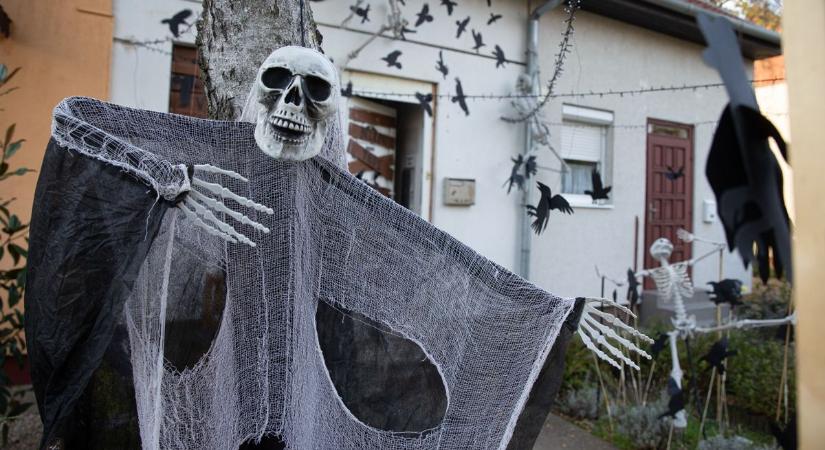 A fanatikusok képesek egy vagyont költeni a halloweeni dekorációra – galériával, videóval