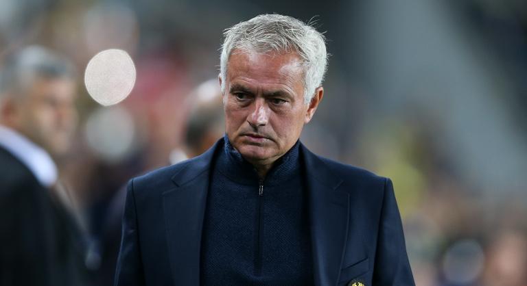 José Mourinhót földbe döngölték az edzésen, játékosai jót nevettek a megsérült mestert