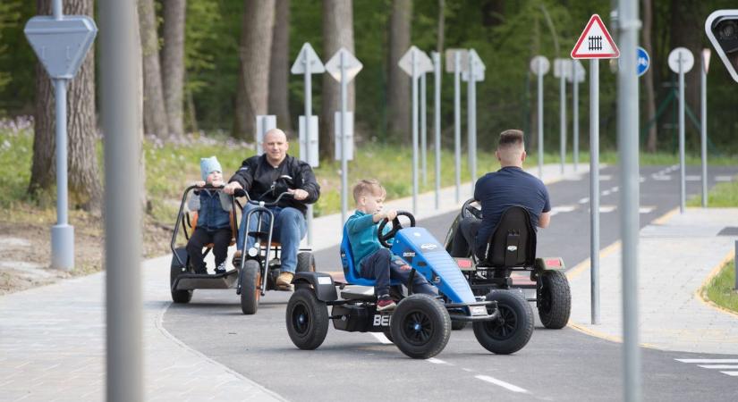 A KRESZ szabályai változnak: így indexelj és gyorsulj, a dudára pedig ne ülj rá