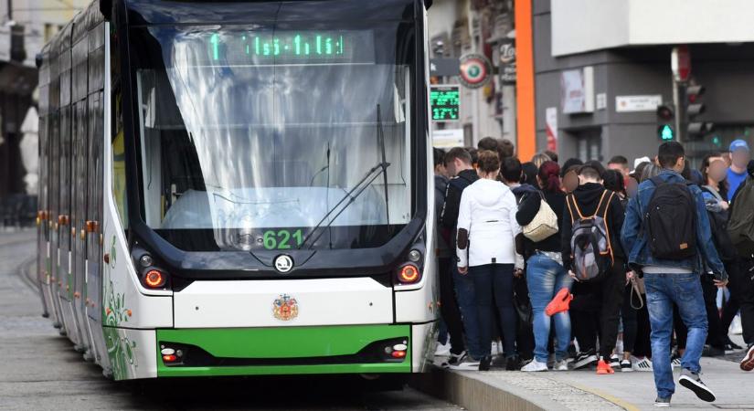 Így járnak a buszok és villamosok a hosszú hétvégén