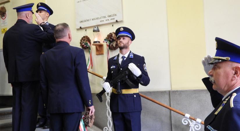 Elhunyt kollégáikra emlékeztek a hajdú-bihari rendőrök