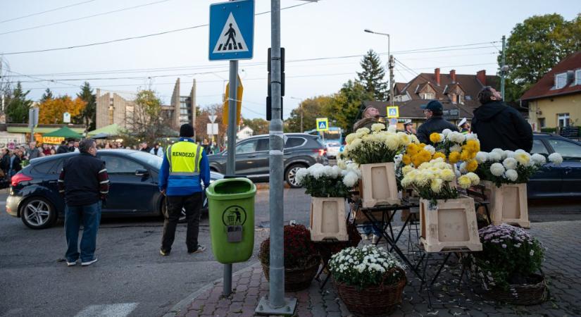 Kikerülheti az óriási dugókat a temetők környékén