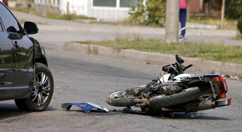 Motorost ütött el a kanyarodó autó csütörtök este