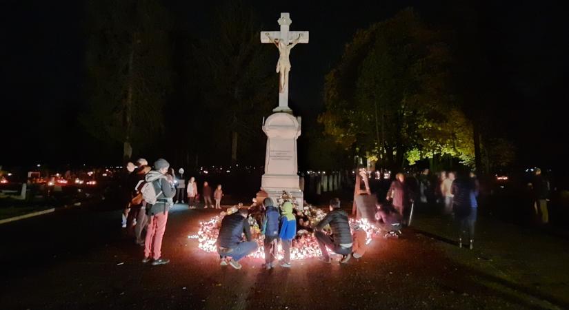 Mindenszentek idején a megdicsőült lelkeket ünnepeljük