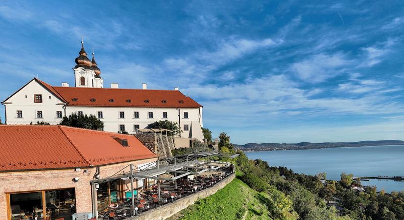 Tihany egyik ékköve: Apátsági Rege Cukrászda panorámával, ikonikus süteményekkel és villás reggelivel