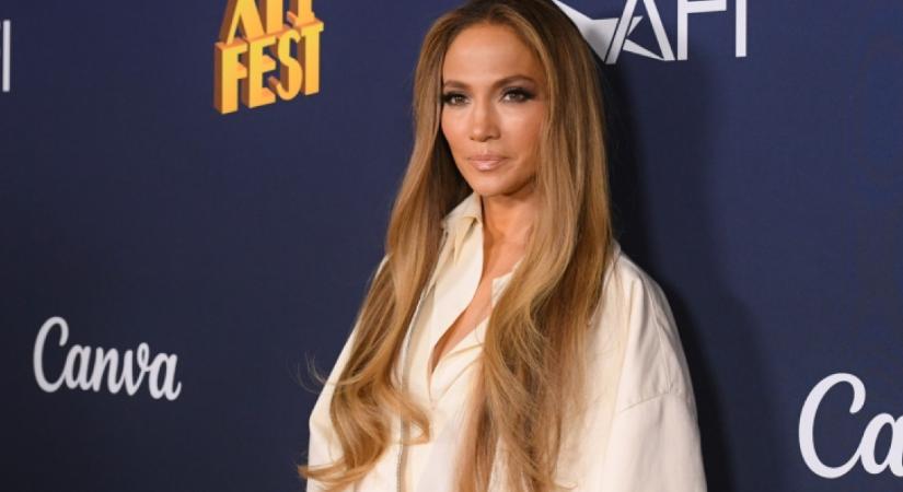 Jennifer Lopez felvette a világ legrondább nadrágját: mindenki utálja azt a darabot, amit az énekesnő viselt