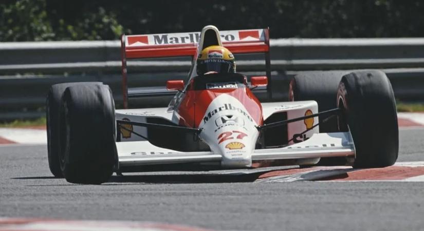 Hamilton Senna 1990-es vb-győztes autóját vezeti szombaton