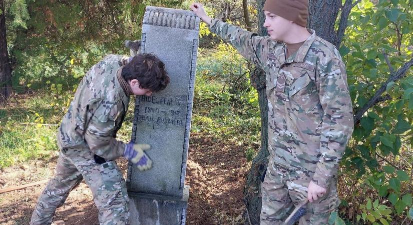 Tartalékosok és diákok dolgoztak a temetőkben