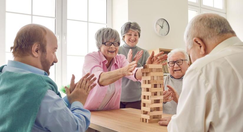 Nem akármilyen témában üléseznek a nyugdíjasok