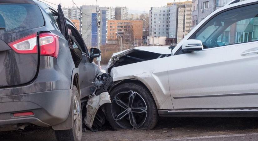 Három autó és egy kisbusz karambolozott a 3-as főúton