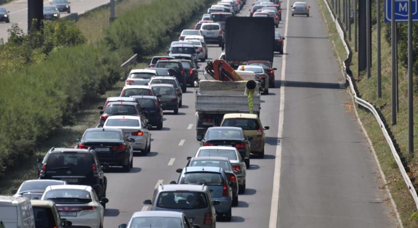 Megnövekedett a forgalom, torlódásokra kell számítani az M3-as autópályán