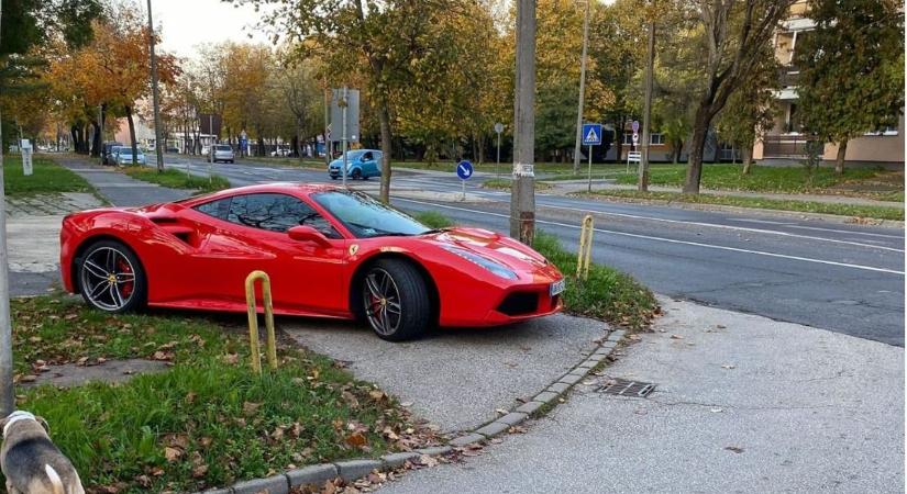 Tűzpiros Ferrari parkolt a járdán - Fotó is van erről