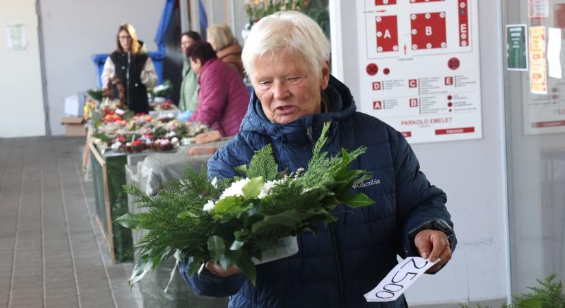 Koszorúk és virágok uralták az ünnepi piacot