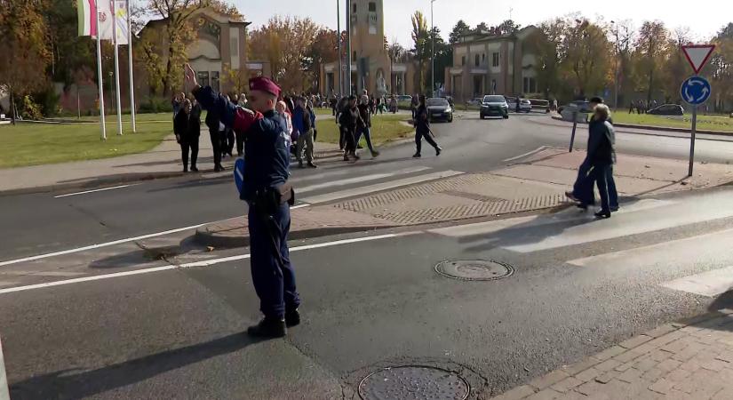 Egyre nagyobb a forgalom a temetők körül  videó