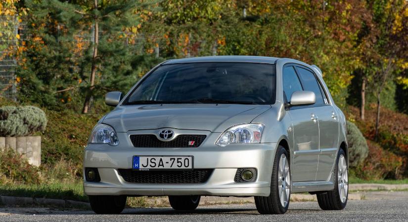 Nyomokban Yamahát tartalmaz - Használtteszt: Toyota Corolla TS - 2005.