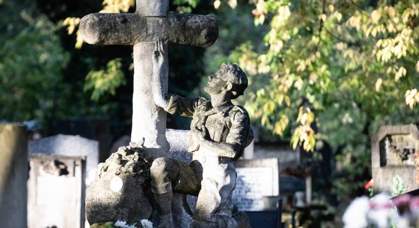 A régi szokások szerint nem csak Mindenszentek napján tisztelték a holtakat őseink