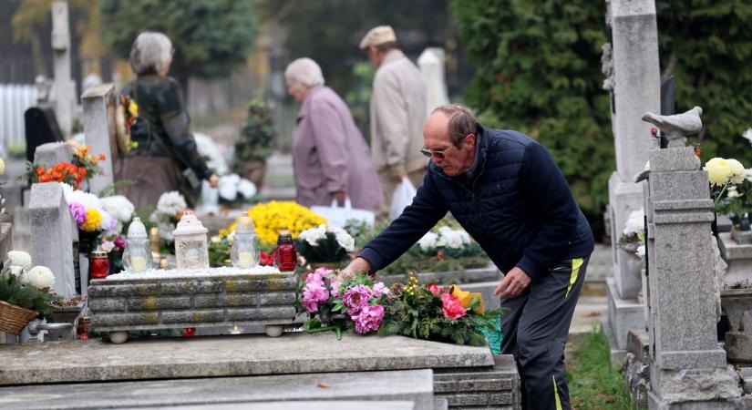 A novemberi köd ellenére megteltek a temetők (fotókkal, videóval)