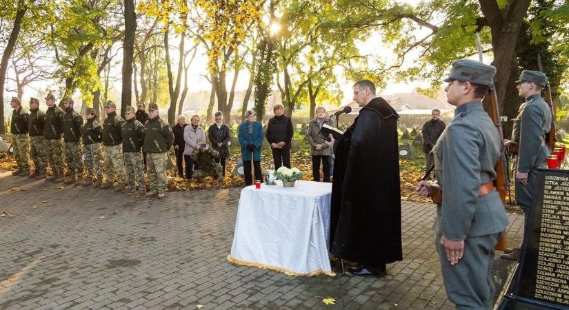 A hősökért égnek majd a mécsesek