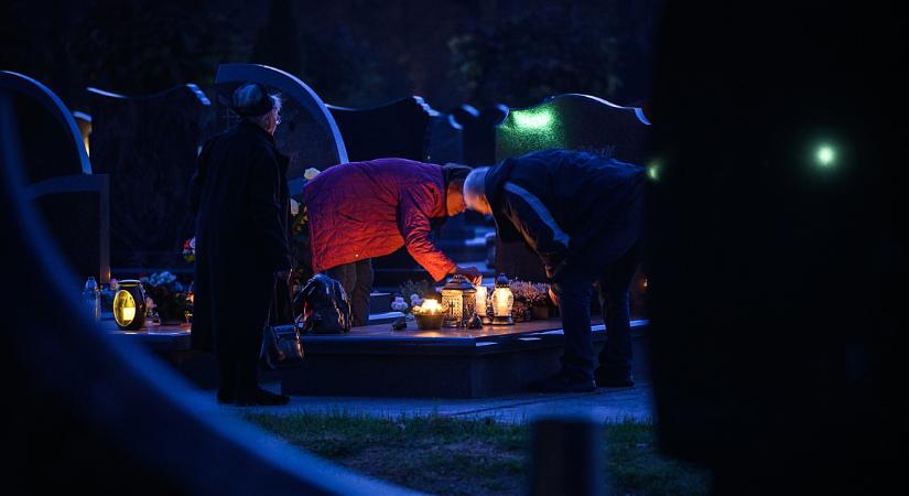 Mindenszentek: közel egy debrecennyi ember látogat ki a napokban a köztemetőbe – fotókkal