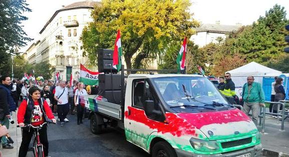 A Fidesz már tarkóján érezheti az őt követő Tisza leheletét