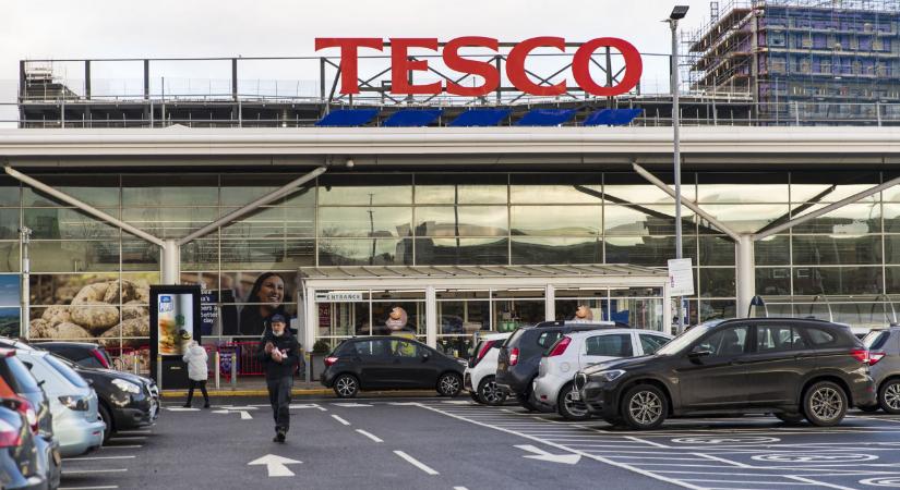 Figyelem! Változik a Tesco parkolók forgalmi rendje: új KRESZ táblák jönnek - itt vannak a részletek