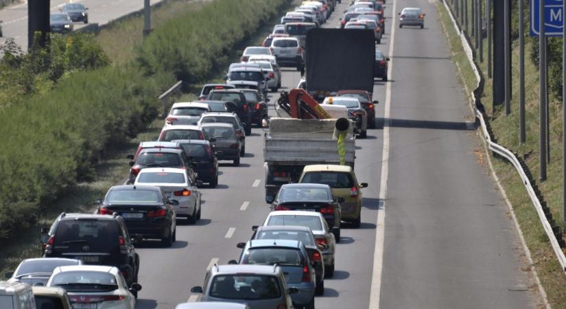 Több autó karambolozott az M7-es autópályán Kápolnásnyéknél