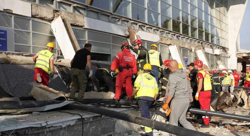 Leomlott az újvidéki vasútállomás teteje, 11 ember meghalt – videón a tragédia