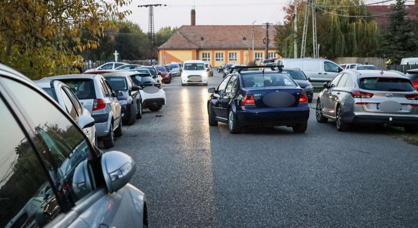 Hamarosan zárnak a sírkertek, de sok helyen még óriási torlódás van a temetők körül