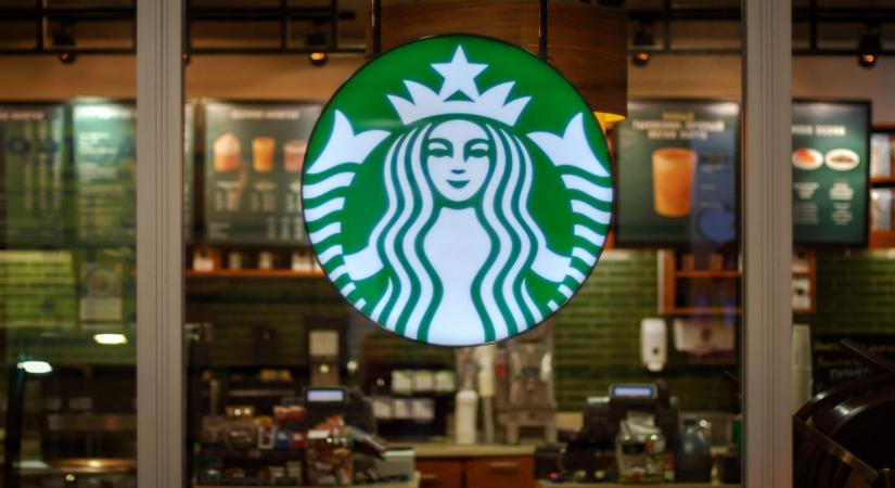 Óriási változás érik a Starbucks üzleteiben: mostantól minden más lesz, erre készülhetnek a vevők