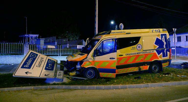 Egymásba rohant egy mentőautó és egy személygépkocsi a Budaörsi úton