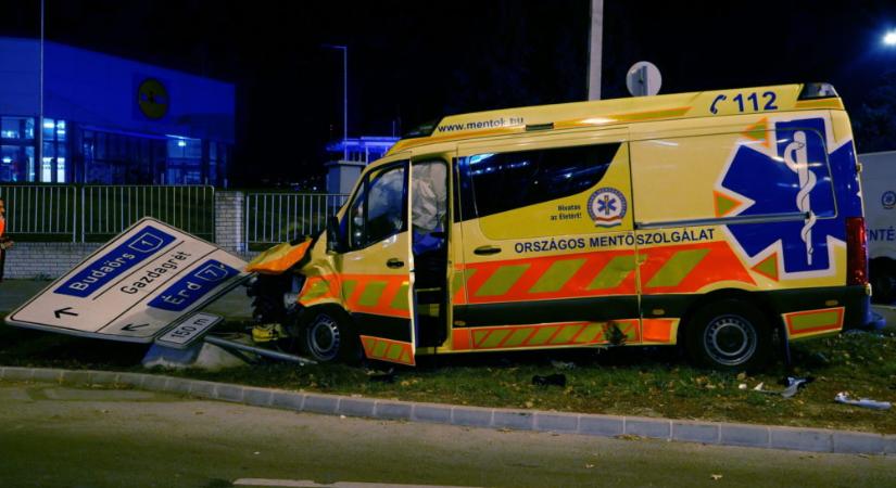 Mentőautó és személygépkocsi ütközött a Budaörsi úton, hárman megsérültek