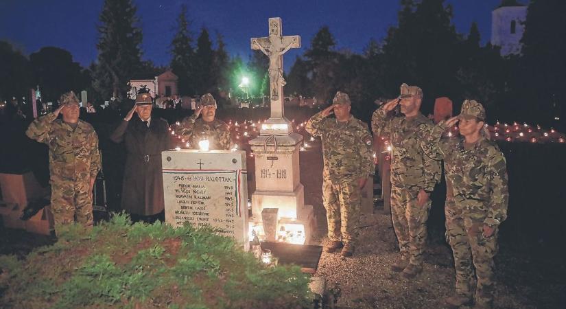 A kőszegi temetőben trombitaszó mellett emlékeztek a hősökre