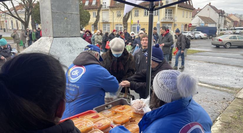 A “Fidesz által tönkretett” debrecenieknek osztanak melegételt szombat délelőtt