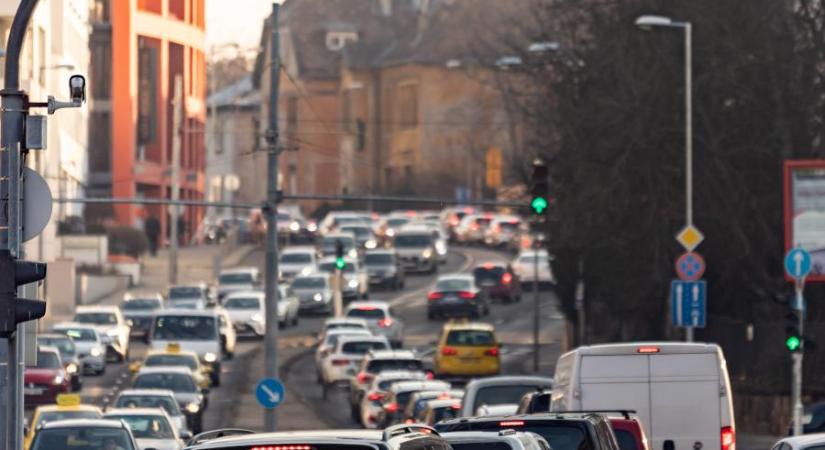 Januártól 12-15 forinttal csökkenhetne az üzemanyagok ára, de az Orbán-kormány elintézi, hogy emelkedni fog