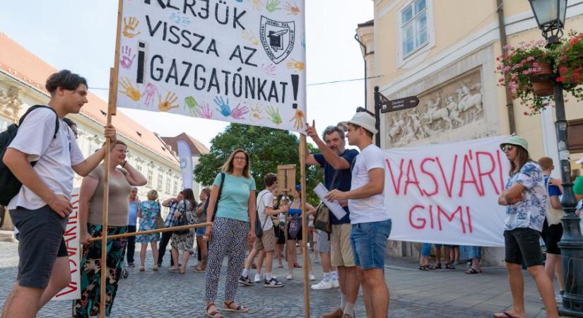 Itt a felmérés, még a fideszesek is sokallják a kormányzati kontrollt, több pénzt adnának a településeknek egészségügyre és oktatásra is