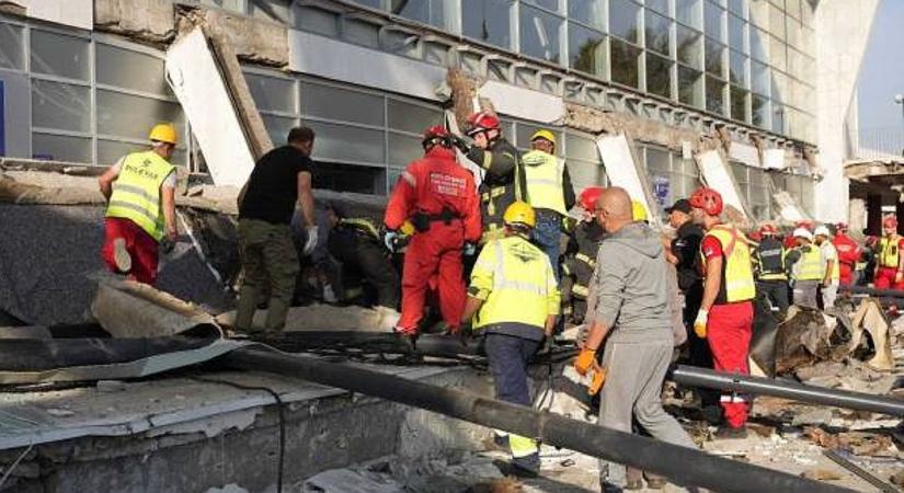 Gyászol Szerbia: 14 halottja van a tragikus balesetnek