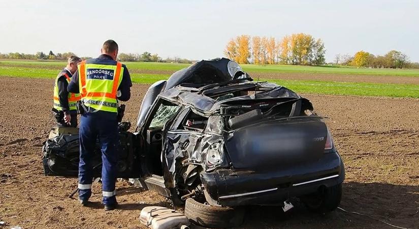 Drámai baleset Kunszállásnál: temetőbe indult, élet-halál közt lebeg a sofőr