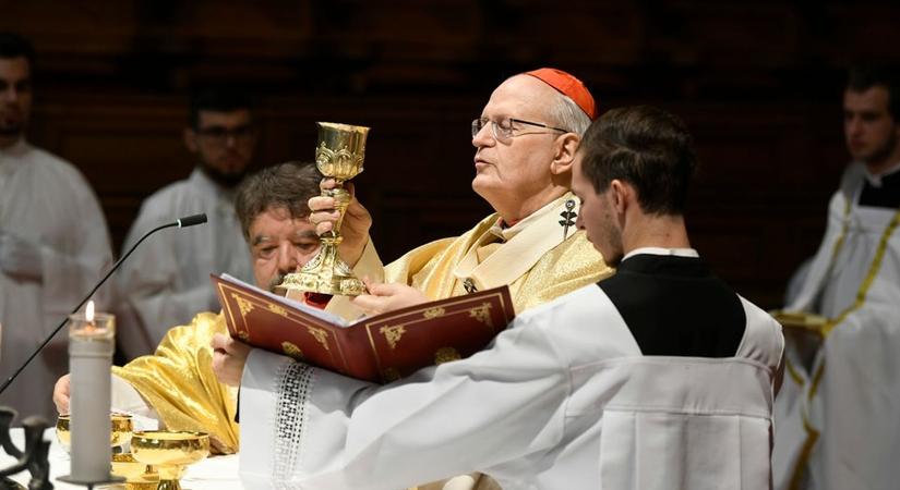 Megteltek a padsorok az esztergomi bazilikában mindenszentek főünnepén