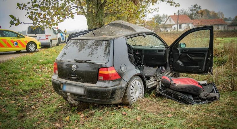 Csapdába esett a sofőr, fel kellett vágni az összetört autót Berettyóújfalunál