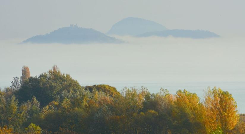 Ködös napkelte Balatongyörökön, ködben a Tanúhegyek