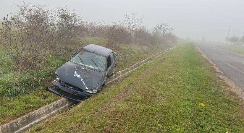 Csendélet a szoboszlói ködben: nem hiányzik valakinek egy rommá tört Ford? – fotókkal, videóval