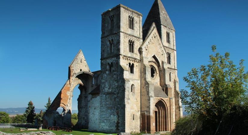 Botrány Zsámbékon: nem akarják, hogy milliárdokból elcsúfítsák a szeretett romtemplomot, helyi népszavazást kezdeményeznek a felújítás ellen a civilek