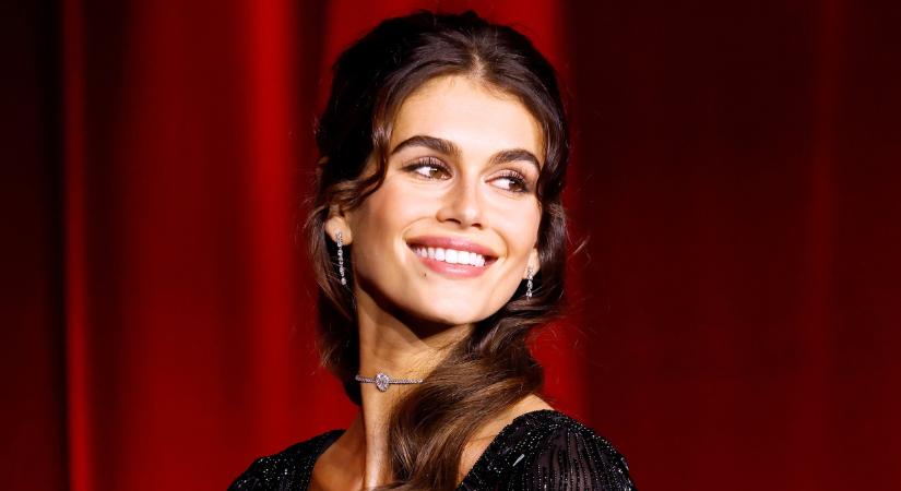 Cindy Crawford lányának halloweeni jelmezétől nem lesz szexibb: Kaia a világ legapróbb sortjában mutatta meg lábait