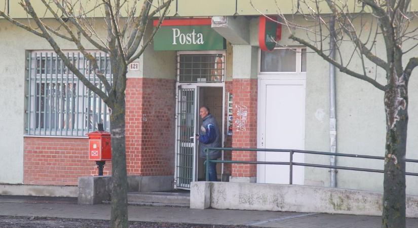 A postán üvöltött, csapkodott és botránkoztatta meg az ott lévőket