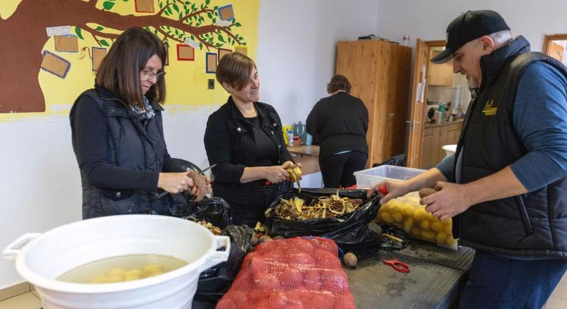 Lelkészek főztek a debreceni rászorulóknak – fotókkal